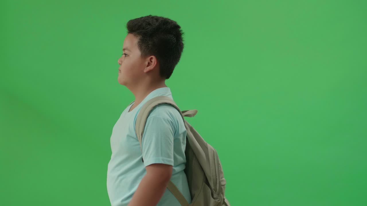 Ragazzo con zaino su schermo verde.