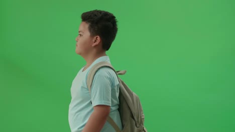 niño con mochila en la pantalla verde
