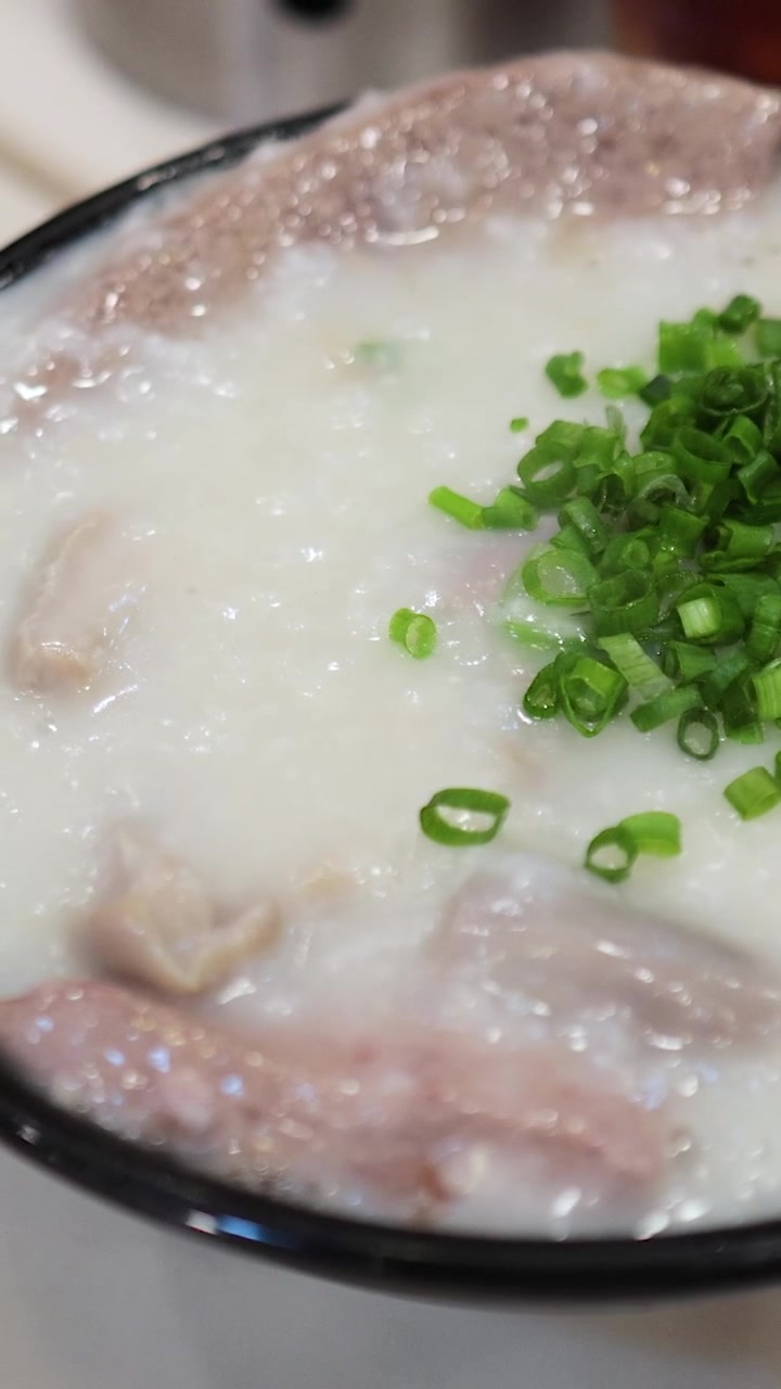 Bubur lezat dengan daun bawang dan roti