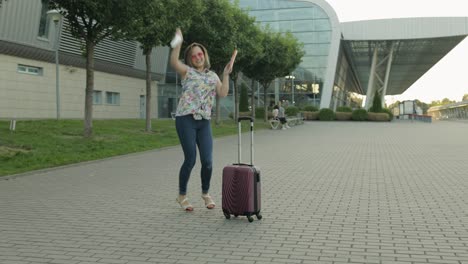 la pandemia de coronavirus, la covid-19 ha terminado. una turista mujer se quita la máscara médica. baila, celebra