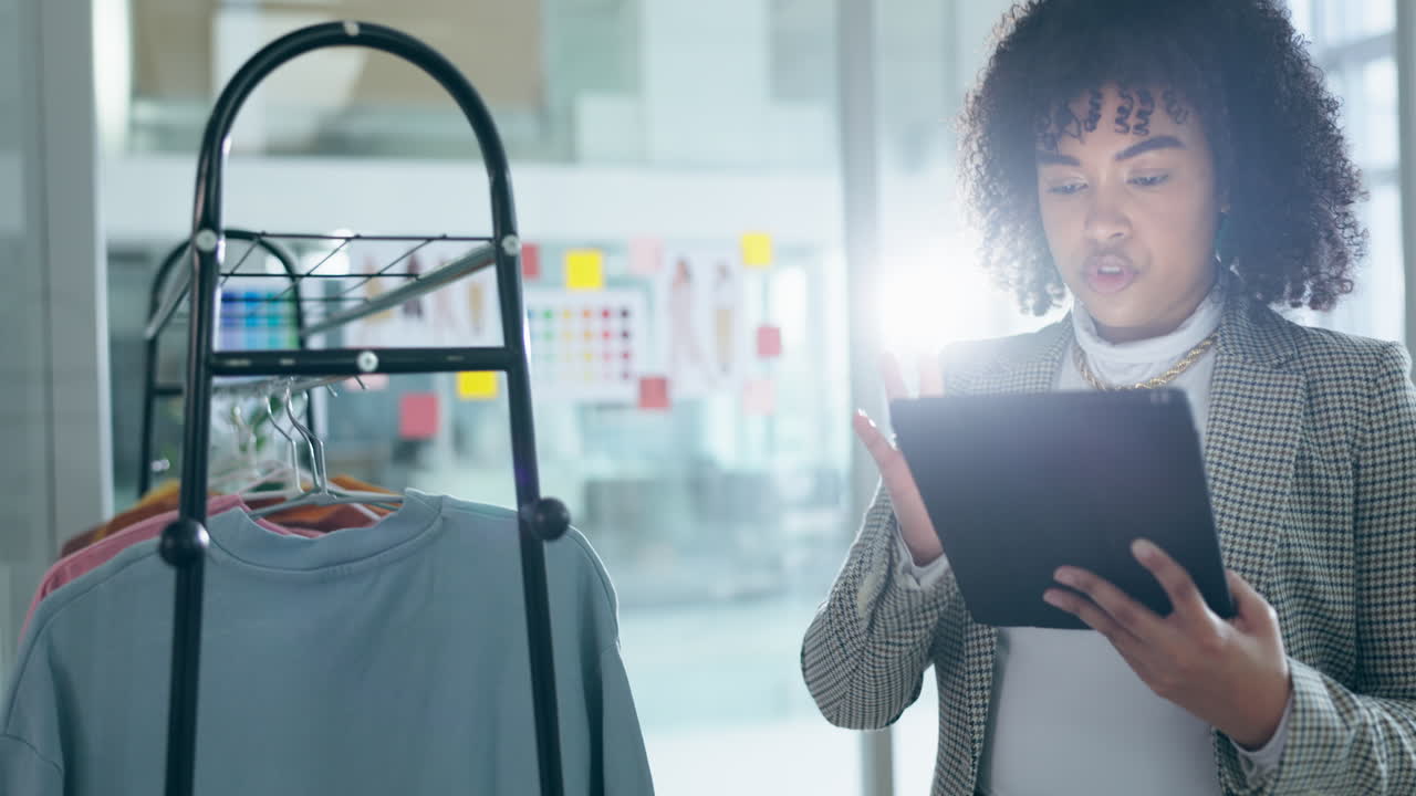 búsqueda, tableta y moda con mujer en la oficina