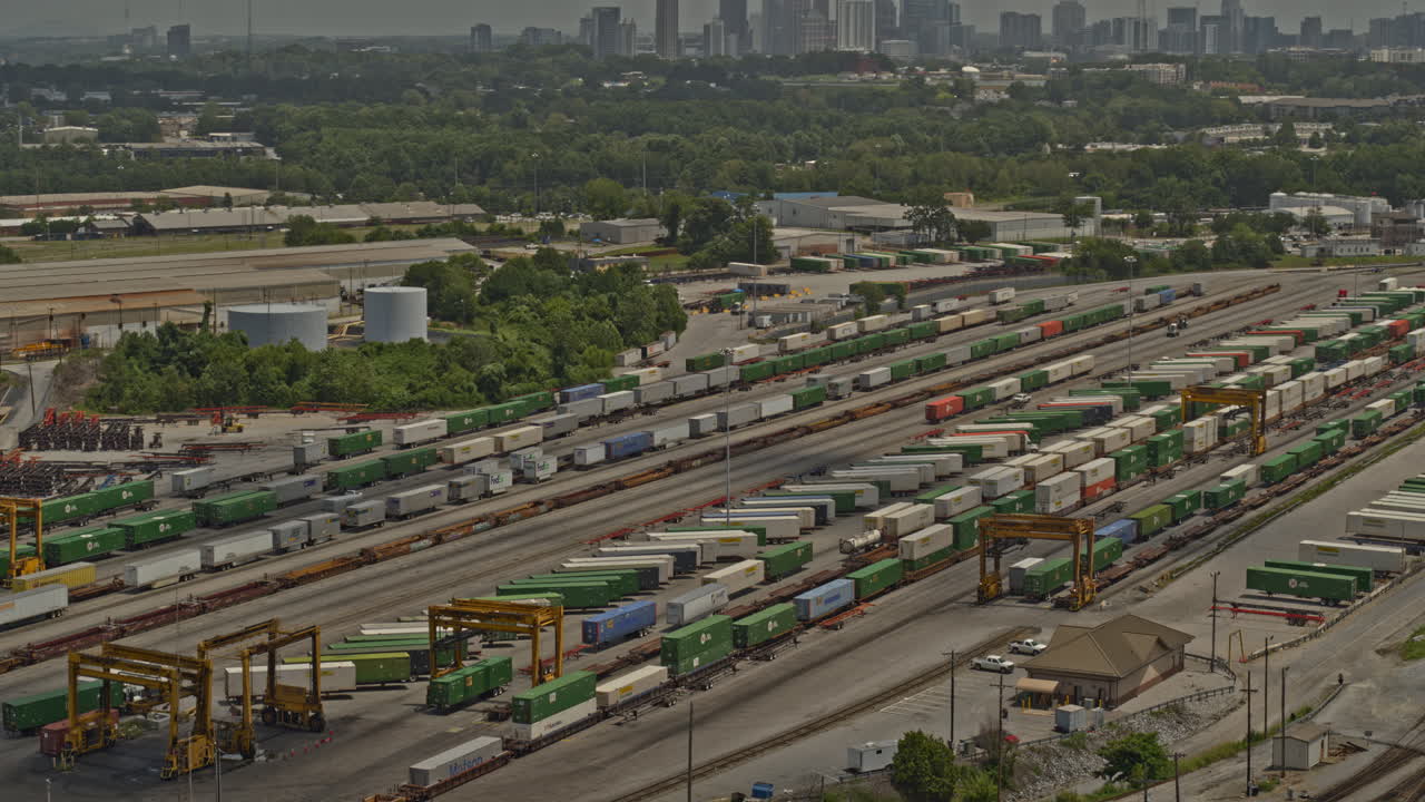 atlanta georgia 항공 v660 새눈으로 움직이는 화물 열차, 역 및 도시 경관 - dji inspire 2, x7, 6k - 2020년 8월