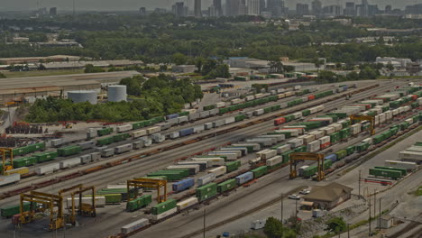 vista aérea v660 de atlanta georgia vista de pájaro del tren de carga, la estación y el paisaje urbano en movimiento - dji inspire 2, x7, 6k - agosto de 2020
