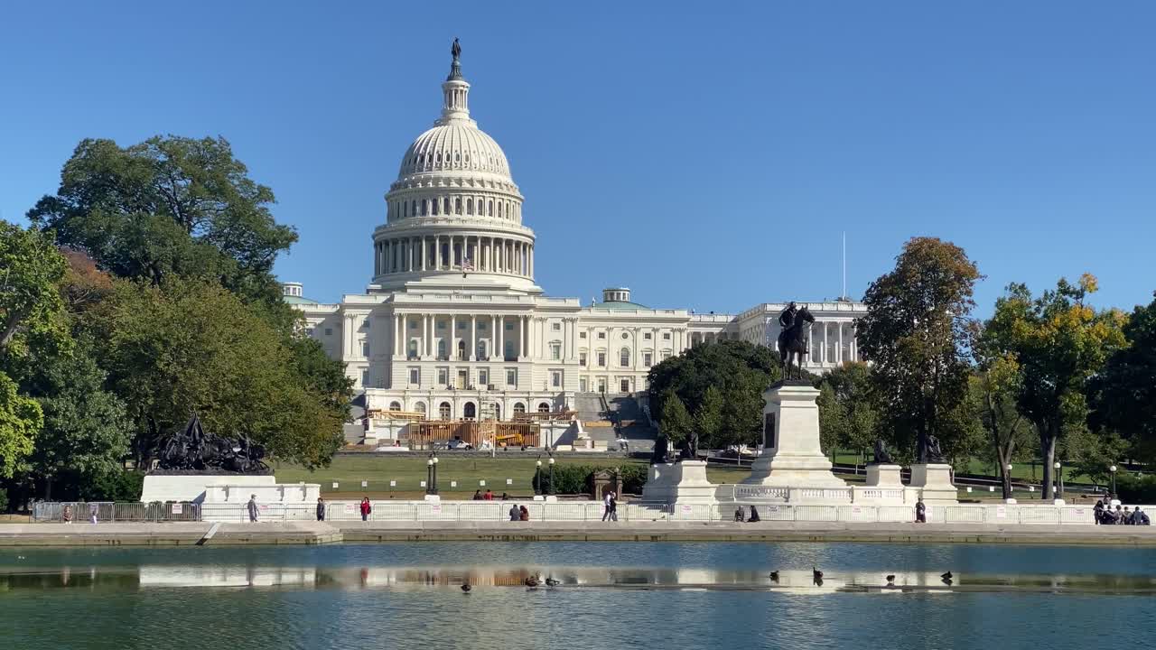 excelente vista de la piscina reflectante del capitolio y del edificio del capitolio en washington dc