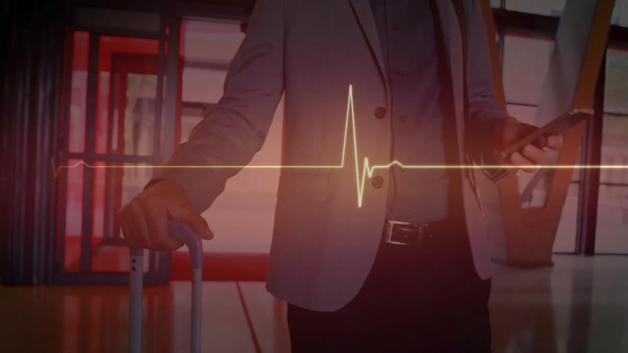 animación del procesamiento de datos sobre un empresario caucásico que usa un teléfono inteligente