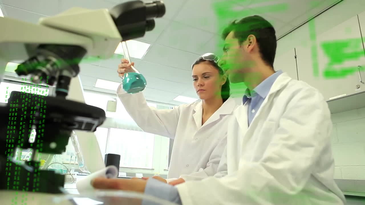 animación del lenguaje informático sobre el investigador caucásico discutiendo sobre fórmulas químicas