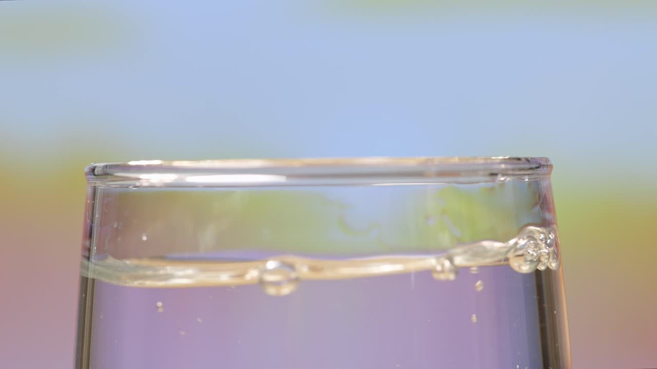 유리잔에 있는 물의 클로즈업