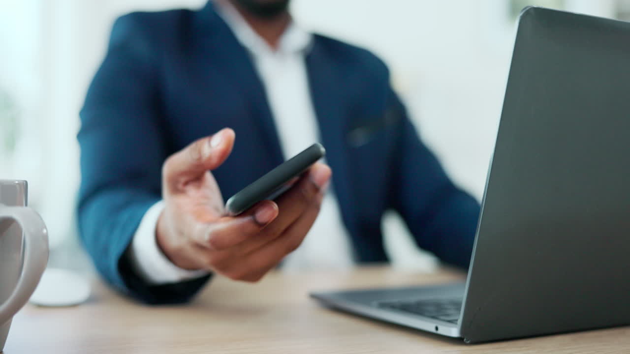 Telefono, laptop e mani di uomo d'affari che digitano