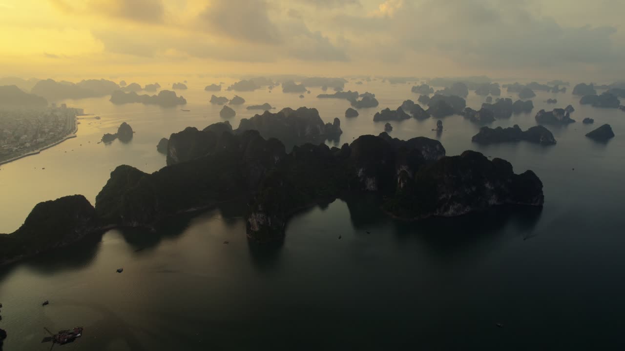 해가 지는 동안 아름다운 섬 사슬 위로 향하는 공중 움직임, 하롱, 베트남