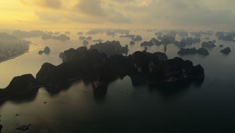 movimiento aéreo hacia adelante sobre la hermosa cadena de islas al atardecer, ha long, vietnam