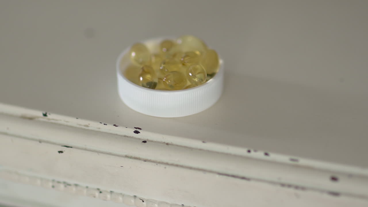 Video 4K di integratori di vitamina D sopra un comò bianco