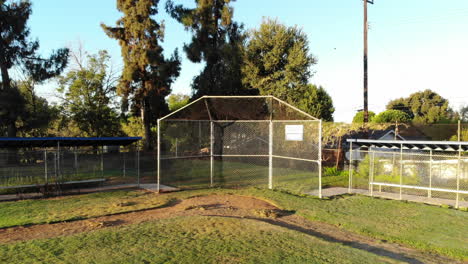 campo de béisbol o t-ball vintage durante el amanecer