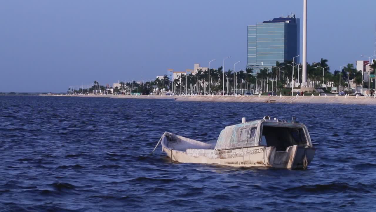 barco viejo en el mar de campeche