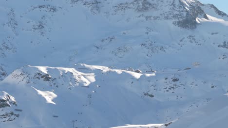 在奧地利冬季的kaunertal的雪山上滑雪<unk>的無人機景色