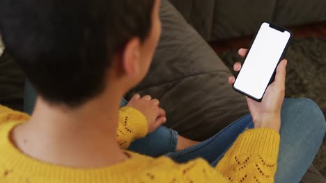 Mujer-Usando-Un-Teléfono-Inteligente-En-La-Sala-De-Estar