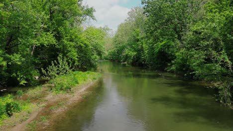 Hermoso-Paisaje-Natural-En-El-Estado-De-Indiana-En-América-Con-árboles-Y-Río