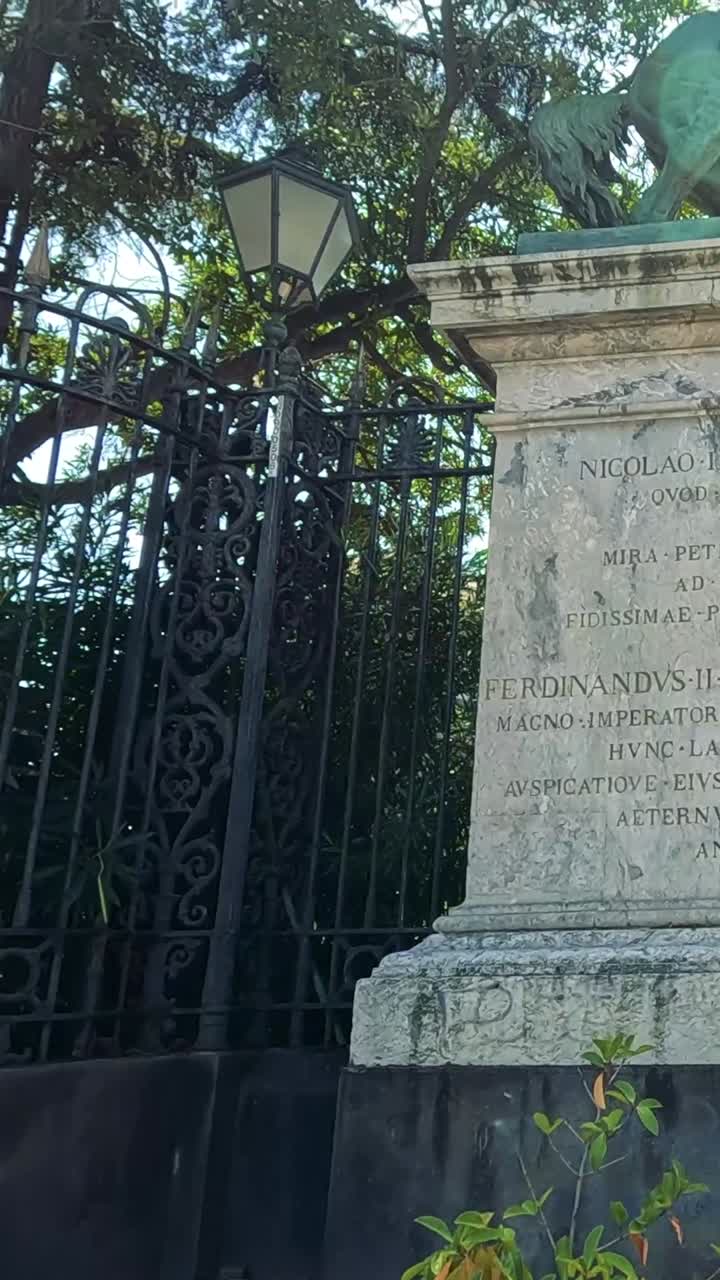 статуя с историческим значением в общественном пространстве