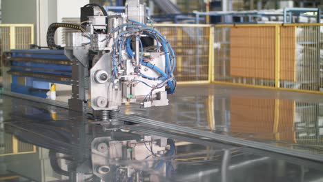 Automatisierte-Drehmaschine-Zum-Schneiden-Von-Metall-In-Der-Werkstatt.-Produktionsmetalldetail-F-Im-Werk