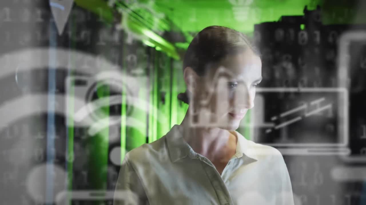 animación de datos e iconos sobre ingeniera informática caucásica por servidor de computadora