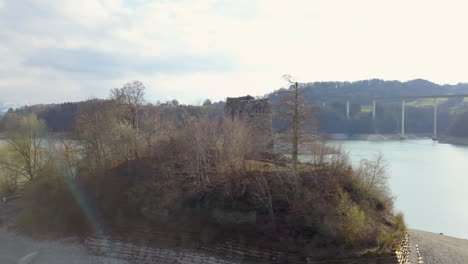 Ruinas-Del-Castillo-De-Pont-En-Ogoz-En-La-Isla-De-Oiseaux,-Lago-Gruyere-En-Suiza