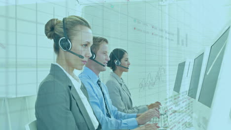 animación del procesamiento de datos sobre diversos colegas masculinos y femeninos en auriculares que utilizan computadoras