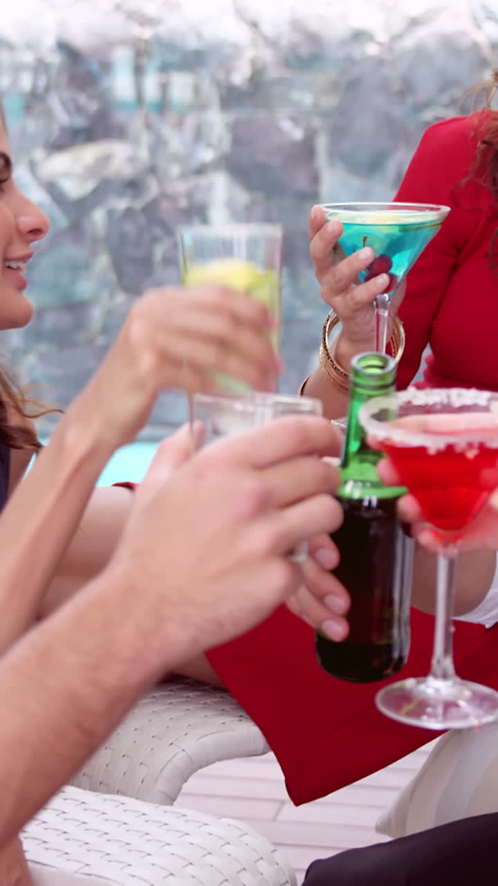 amigos felices bebiendo cócteles y cervezas