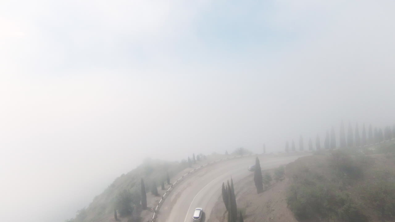 자동차 를 타고 있는 안개 가득 한 산길