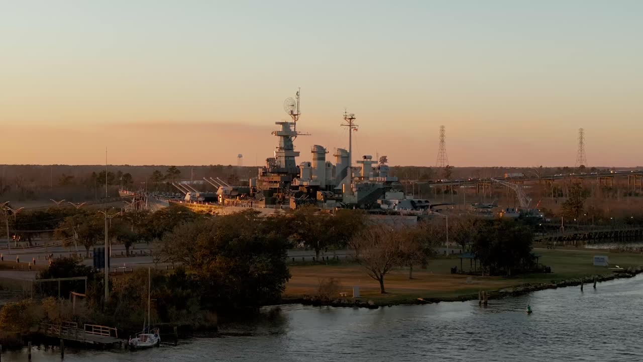 el uss carolina del norte al atardecer en el aire