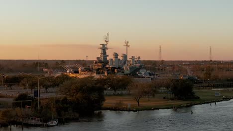 Die-Uss-North-Carolina-Bei-Sonnenuntergang-Breite-Luft