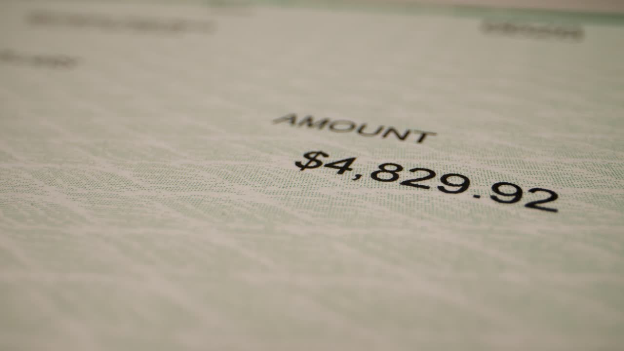 grandes sumas y características de seguridad indicadas en un cheque de ingresos