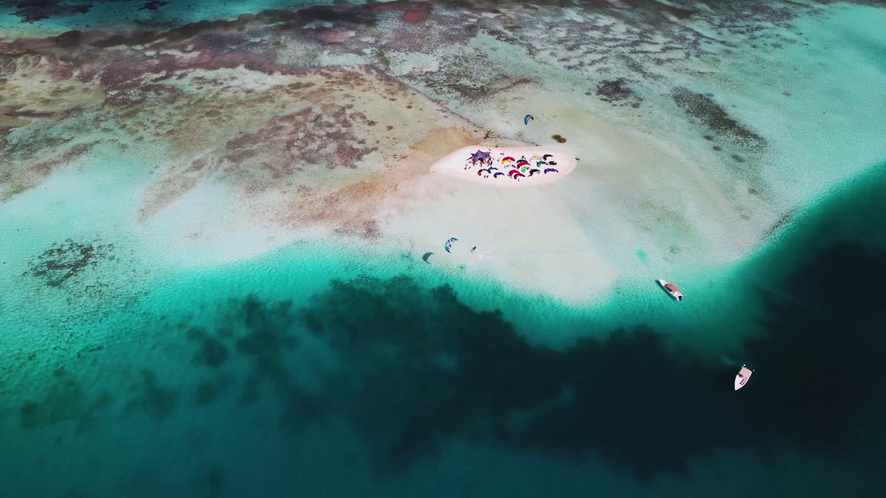 카이오 데 아구아 섬 에 있는 카이트 서퍼 와 그 들 의 기지 위치