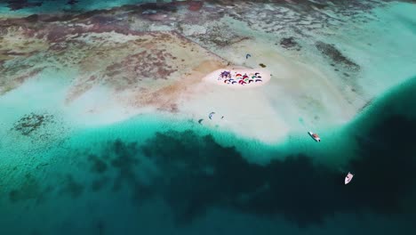 kitesurfistas y su ubicación de base en la isla de cayo de agua