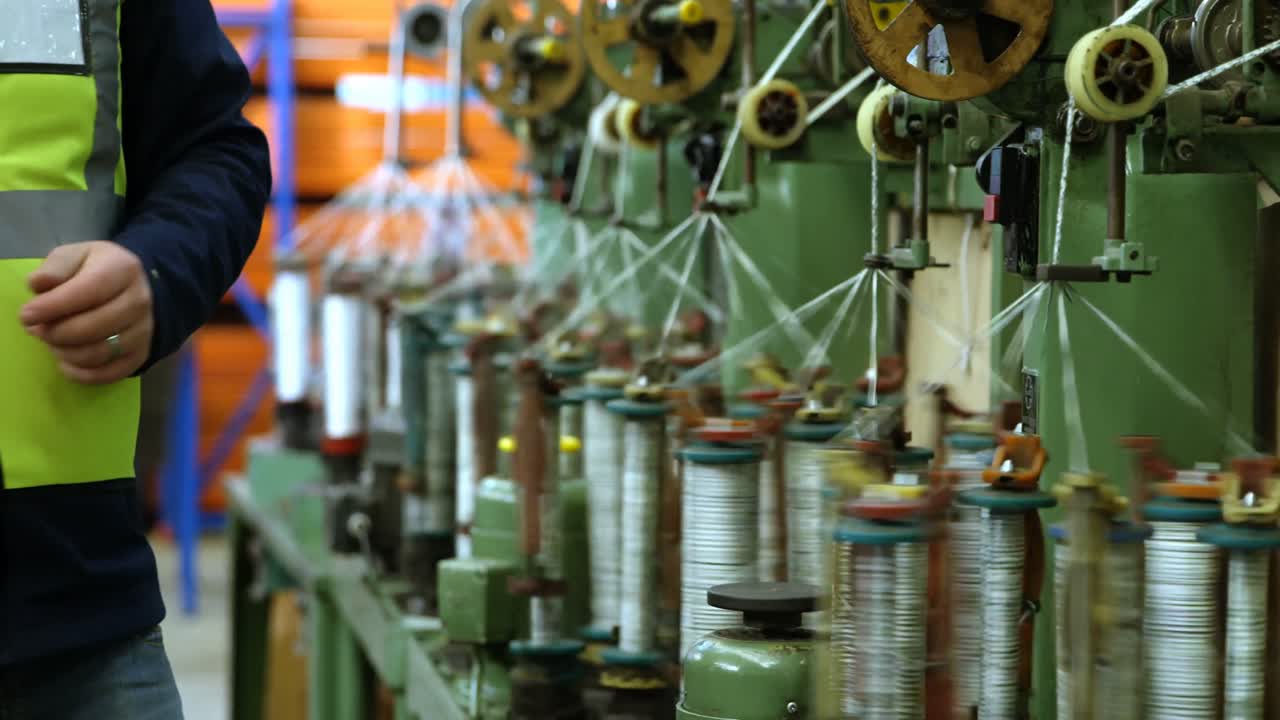 trabajador que trabaja en la industria de fabricación de cuerdas 4k