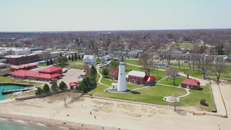 Fort-Gratiot-Leuchtturm-In-Port-Huron,-Michigan-Mit-Drohnenvideo,-Das-Sich-Nach-Unten-Bewegt