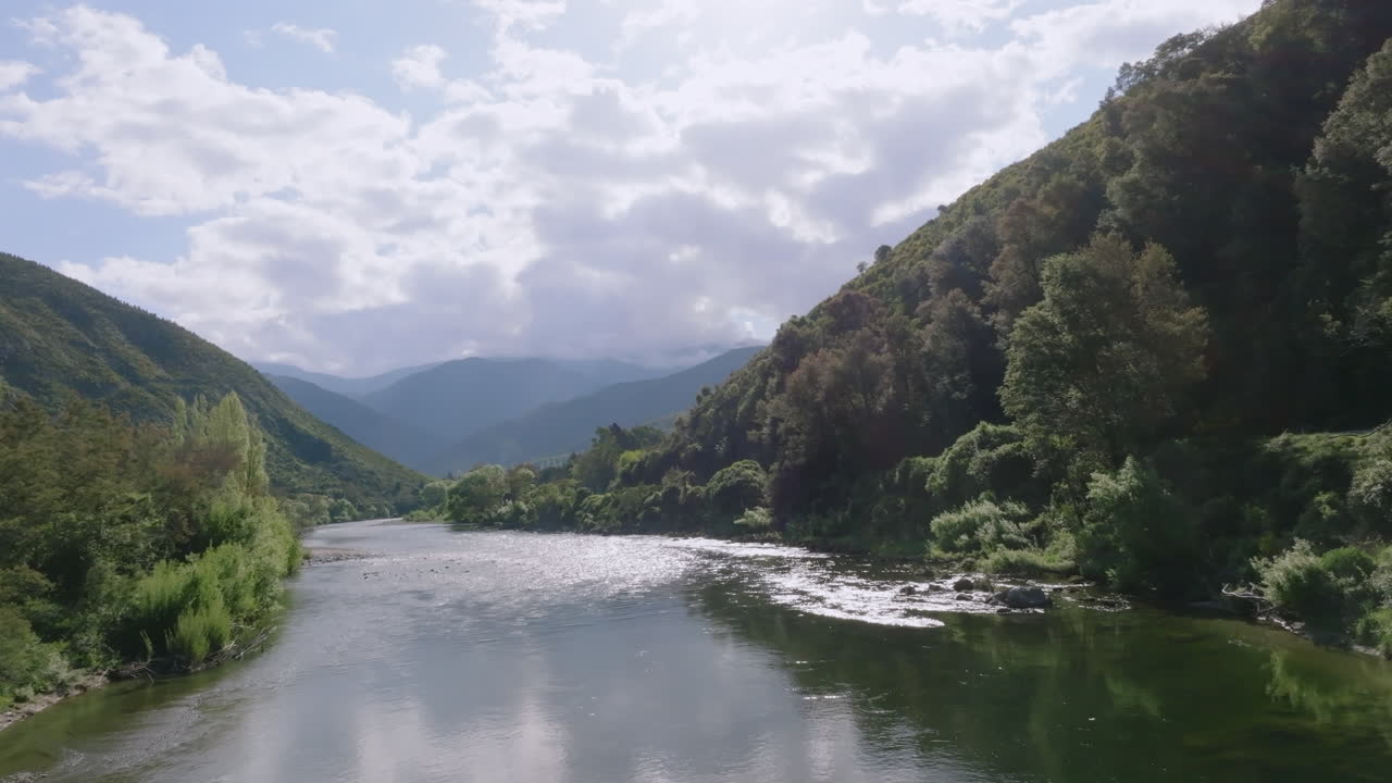 뉴질랜드 모투에카 강 위를 낮게 날아다니는 드론