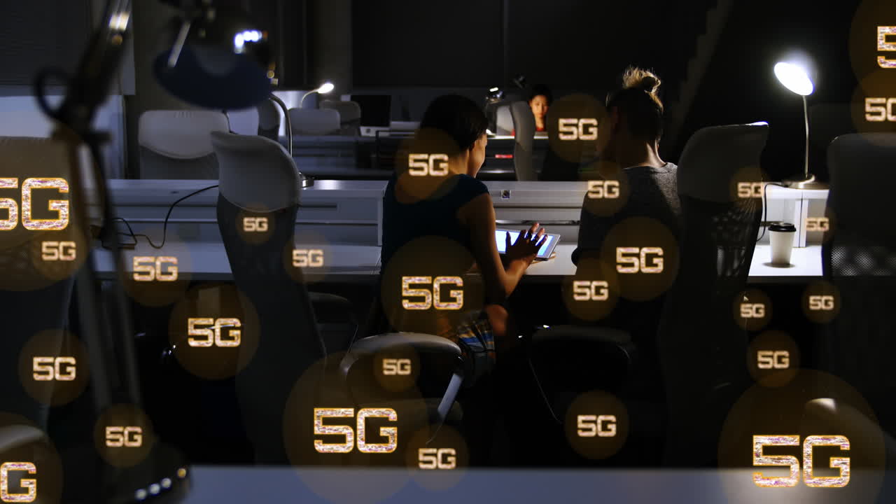 사무실에서 보고서를 논의하는 다양한 동료의 후방 뷰에 대한 다중 5g 텍스트의 애니메이션