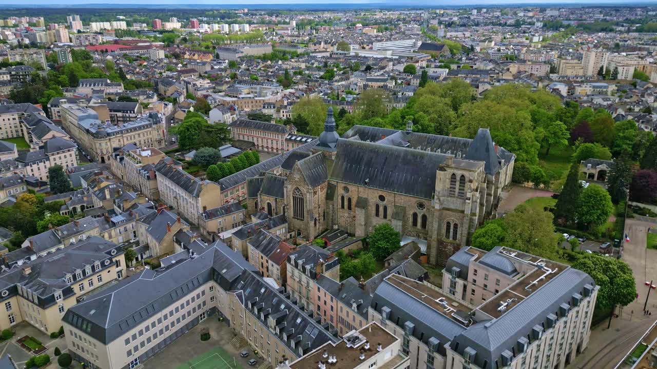 프랑스 레만에 있는 노트르담 드 라 쿠투르 교회와 도시 풍경