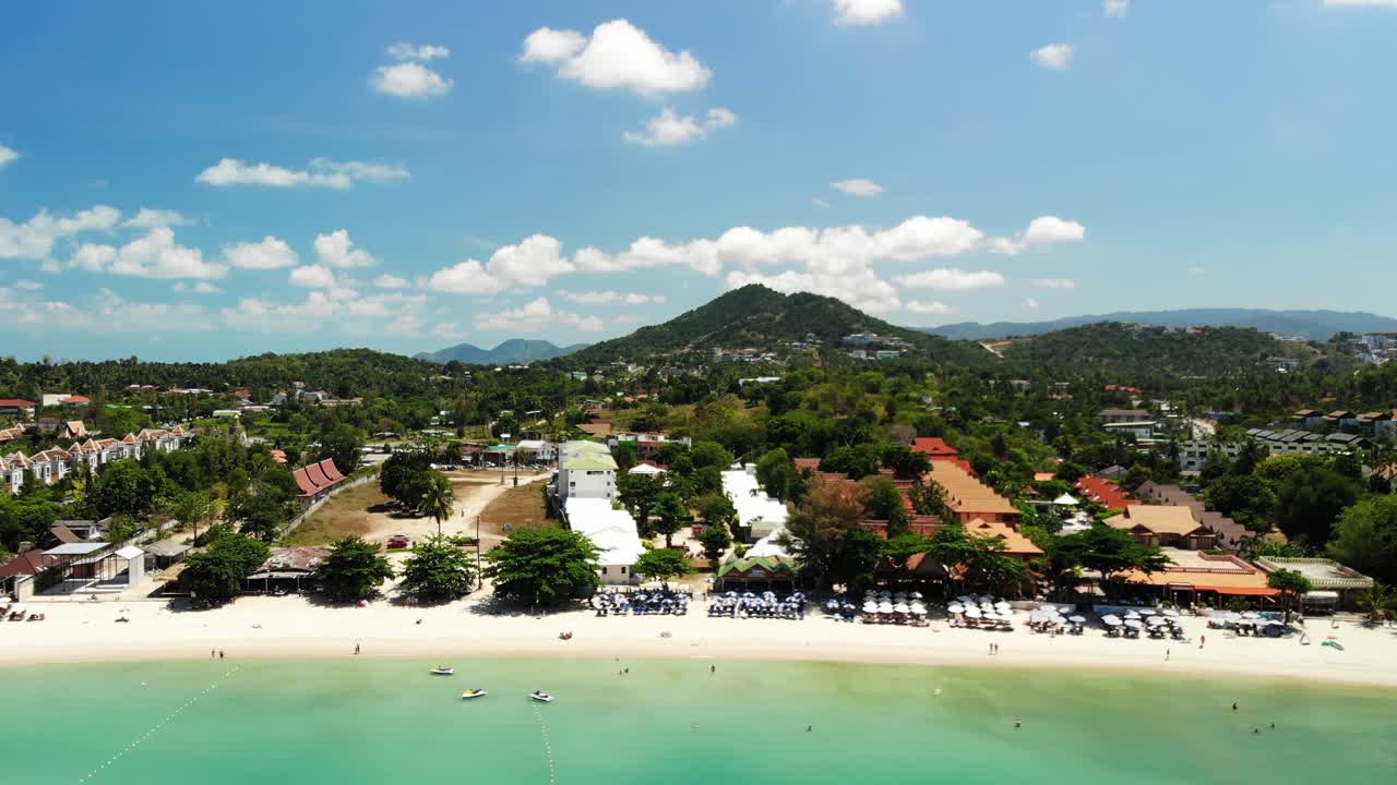 태국 코사무이의 총모에 해변으로 드론 비행