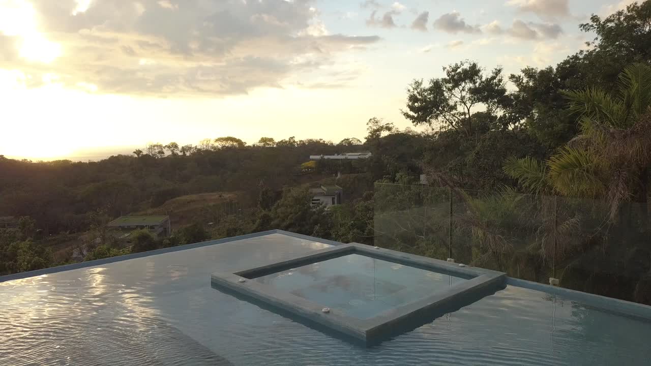tirando hacia atrás suavemente sobre la piscina infinita y la bañera caliente en una villa de lujo en las montañas