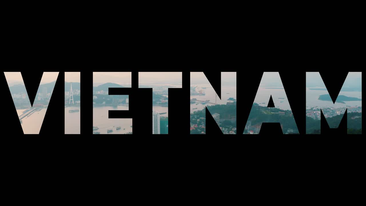 베트남의 해안 항구 도시 장면의 드론 촬영은 베트남을 표기하는 그래픽으로  ⁇ 여 있습니다.