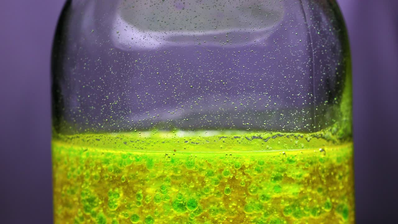 유리 병에 있는 다채로운 액체 실험