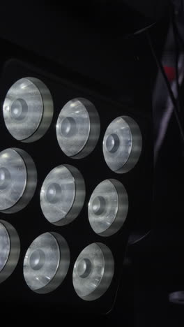 primer plano de un panel de iluminación profesional
