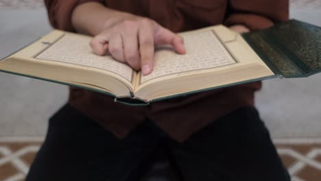 lectura del corán en primer plano