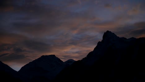 Sonnenuntergang-Und-Wolken-Im-Zeitraffer-über-Der-Bergkette