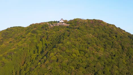 Vista-Aérea-4k-Del-Castillo-Japonés-En-La-Montaña,-Iwakuni-Jo-En-Yamaguchi-Japón