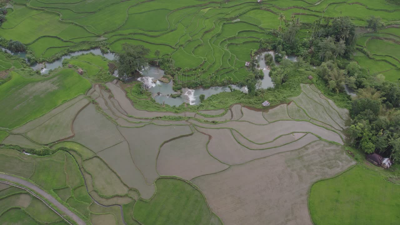 toma panorámica de la cascada de waikelo sawah en un día nublado en la isla de sumba, aérea