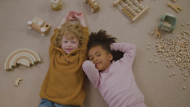 Bambini sdraiati per terra