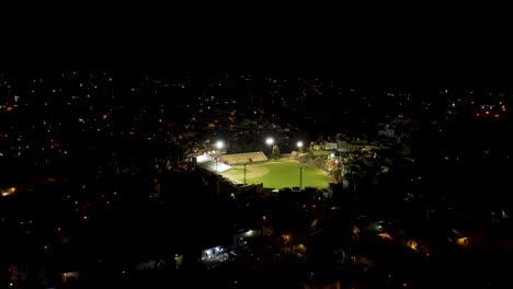 Drone-Vuela-Hacia-El-Estadio-De-Béisbol-En-La-Noche