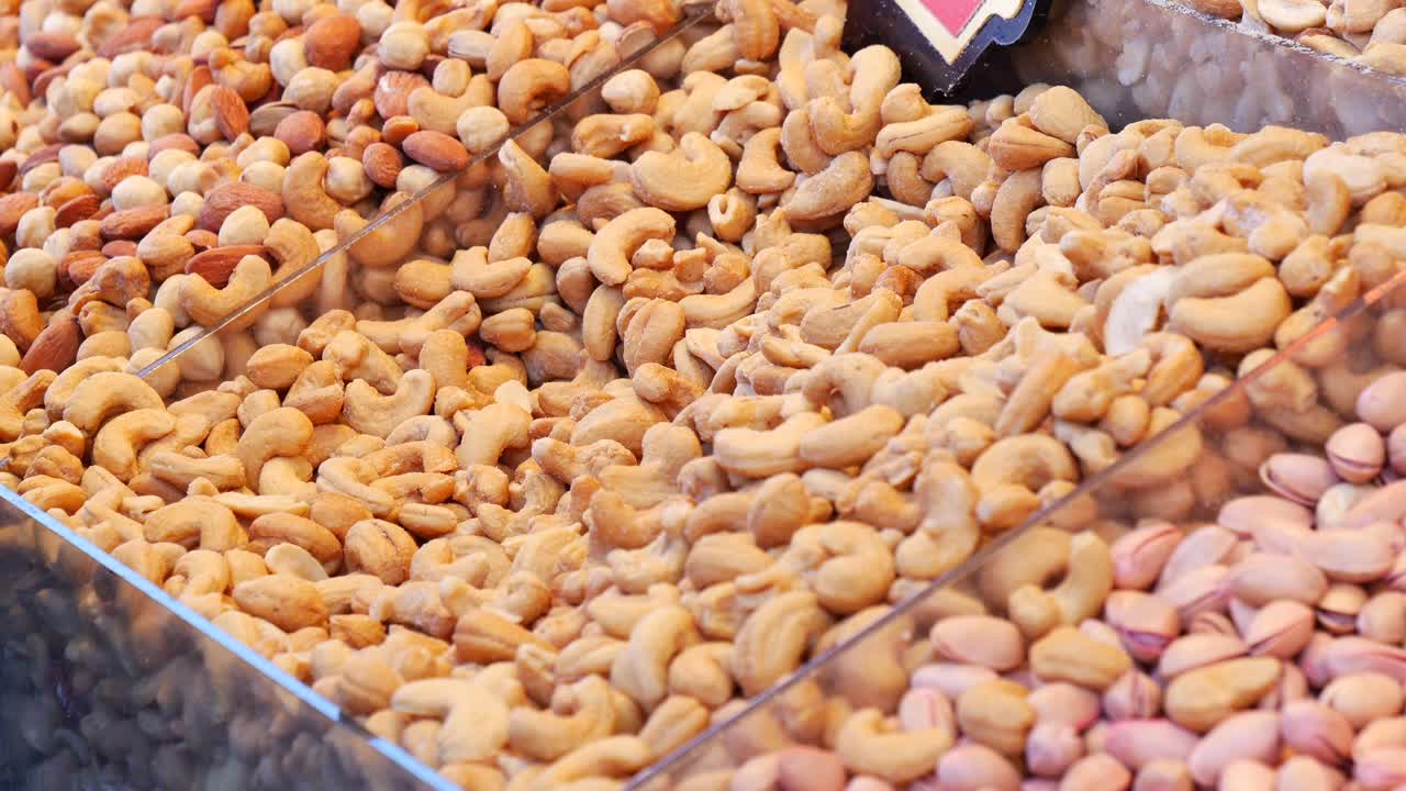Assorterte nøtter på et marked