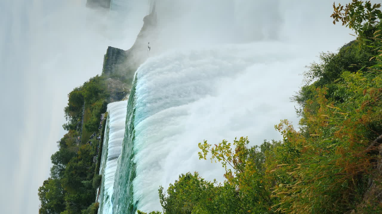세로 4k 비디오 - 유명한 나이아가라 폭포는 미국과 캐나다 국경에 있습니다.